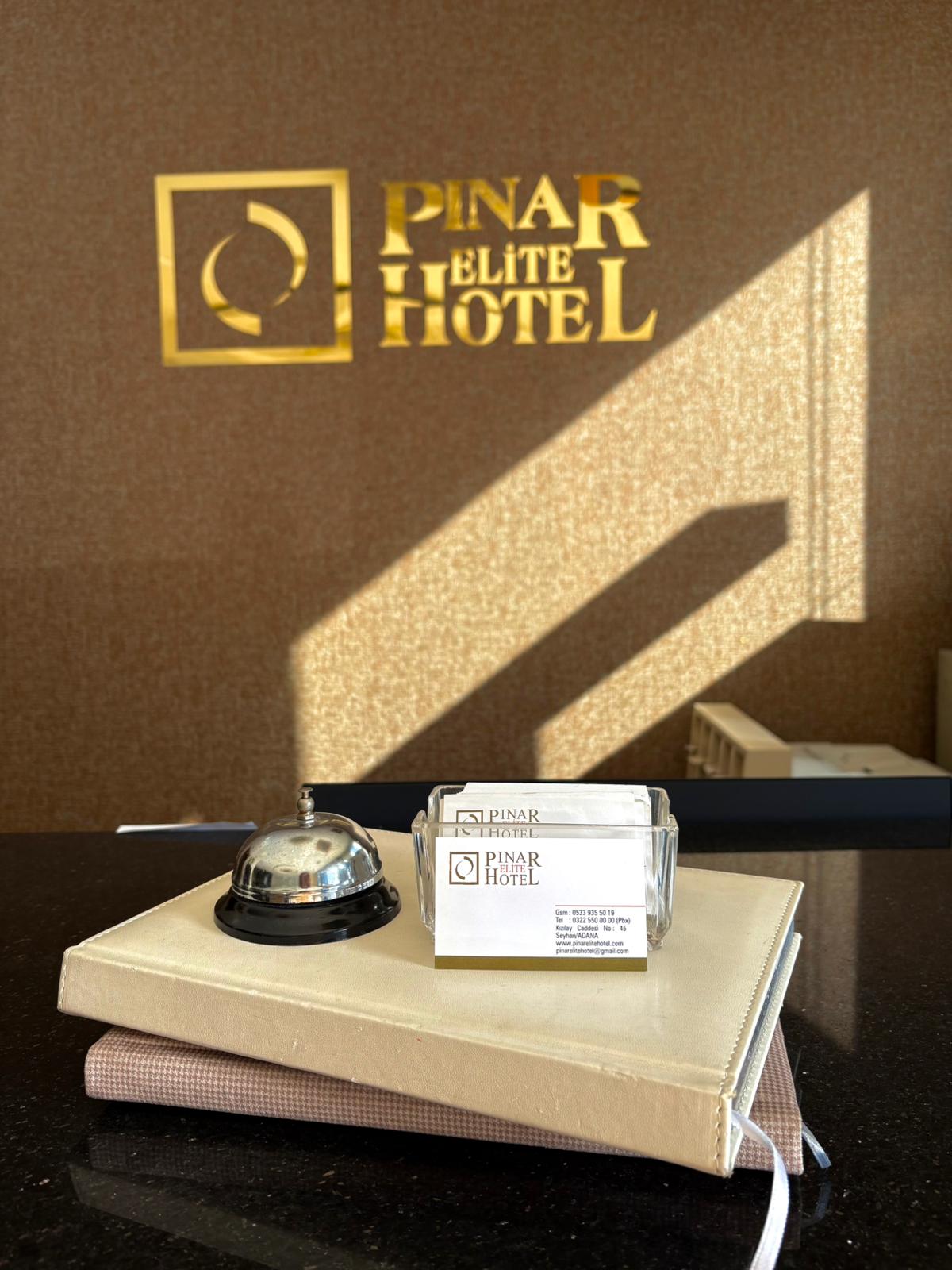 Resepsiyonda zil ve otel kartviziti